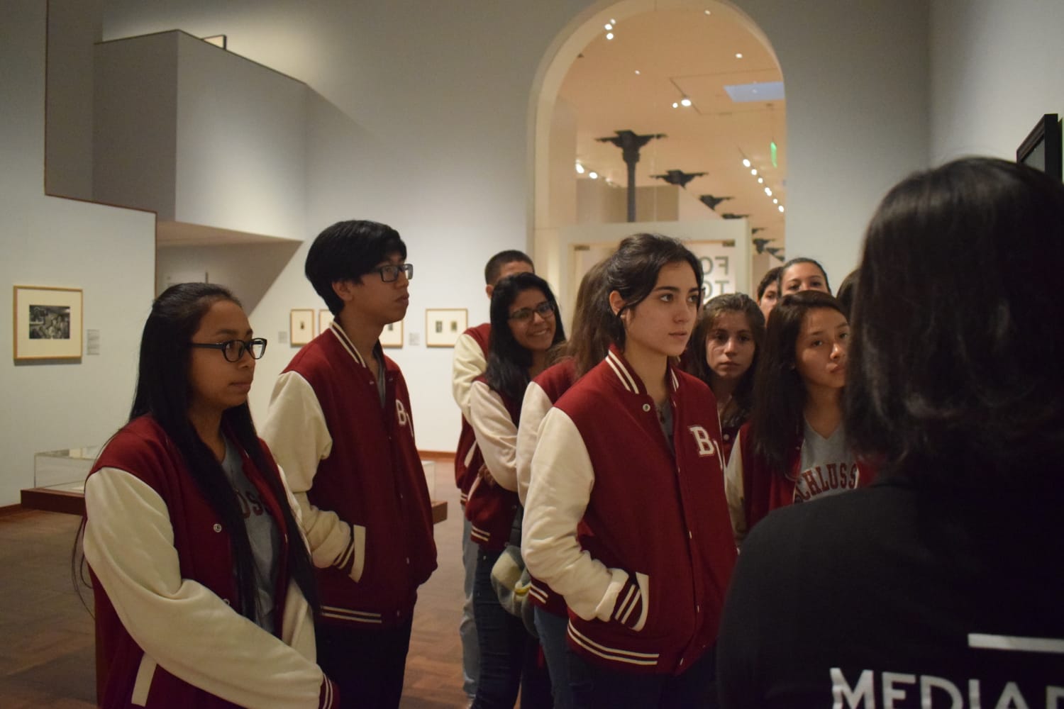 Estudiantes trabajando juntos en una mesa